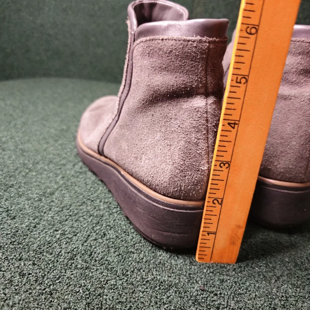 Clarks Gray/tan Suede Ankle Booties‎ 7.5
